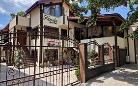 Kamelia Guest Rooms